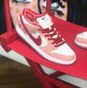 Nike sb dunk low strange love
